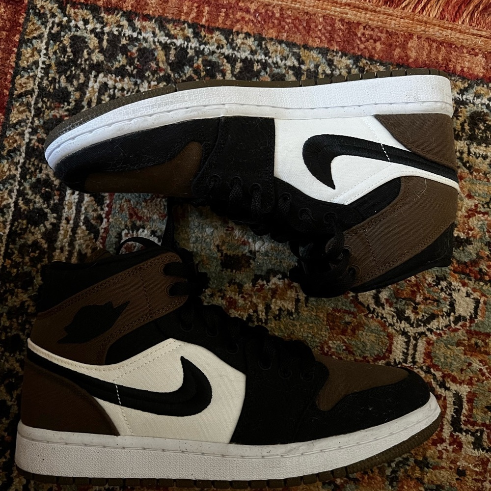 Air Jordan mids